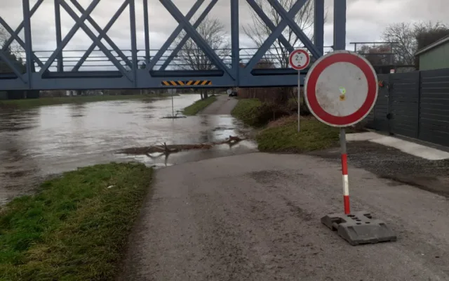 Na Olomouc se valí voda. Hasiči a úřady jsou v pohotovosti, náplavka je zavřená