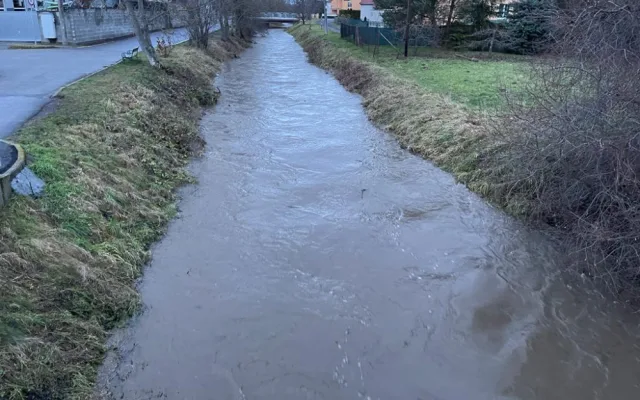 Na Olomouc se valí voda. Hasiči a úřady jsou v pohotovosti, náplavka je zavřená