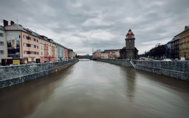 Olomouc vzoruje vodě. Cyklostezka u myší díry je zaplavená, protipovodňová opatření však fungují