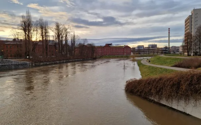Olomouc vzoruje vodě. Cyklostezka u myší díry je zaplavená, protipovodňová opatření však fungují