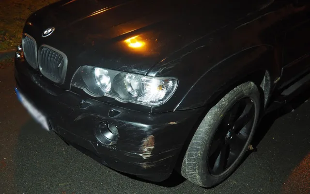 Na mol opilý mladík naboural s BMW do přístřešku, v autě vezl tři lidi