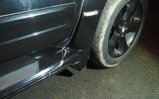 Na mol opilý mladík naboural s BMW do přístřešku, v autě vezl tři lidi