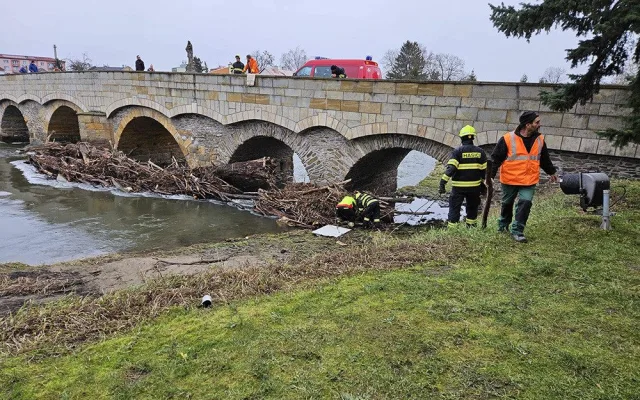 Očista po povodňové hrozbě: Pod historický most v Litovli se spustili hasiči, odklízeli naplavené kmeny
