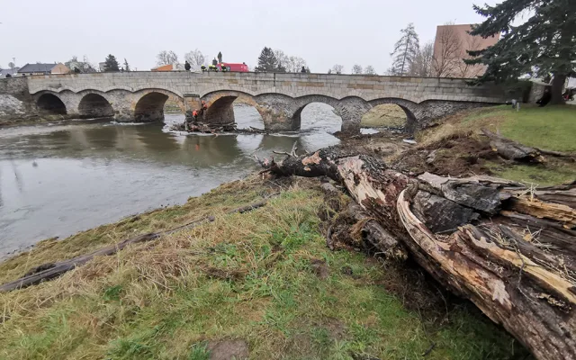 Očista po povodňové hrozbě: Pod historický most v Litovli se spustili hasiči, odklízeli naplavené kmeny