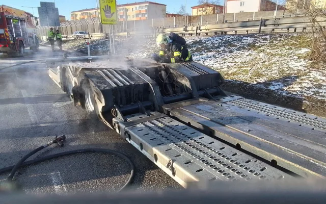 Požár náklaďáku zablokoval dálniční exit v Prostějově. Škoda překročí milion