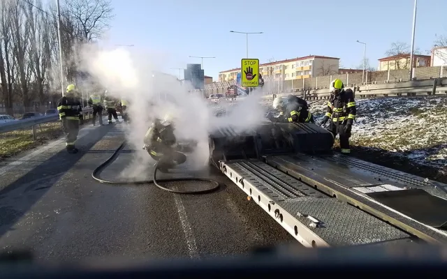 Požár náklaďáku zablokoval dálniční exit v Prostějově. Škoda překročí milion