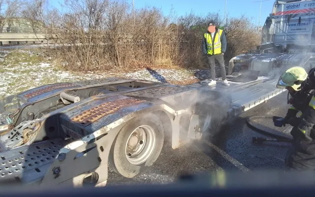 Požár náklaďáku zablokoval dálniční exit v Prostějově. Škoda překročí milion