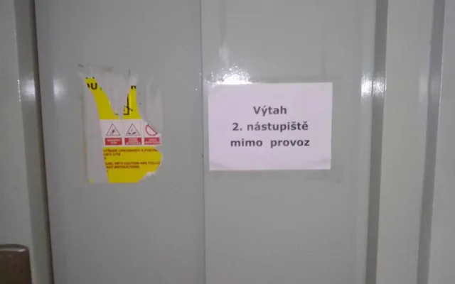 Problémy v zahraničí? Výtah pro kočárky a vozíčkáře na hlavním koridoru v Zábřehu půl roku nefungoval