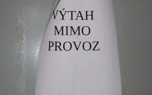 Problémy v zahraničí? Výtah pro kočárky a vozíčkáře na hlavním koridoru v Zábřehu půl roku nefungoval