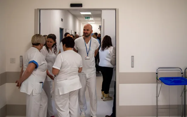 Operační sály v olomoucké Fakultní nemocnici prošly rekonstrukcí. Zkrátí čekací doby na oční klinice
