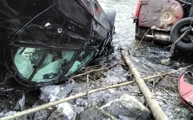 U Hanušovic se srazila dvě auta, obě spadla do potoka. Pro zraněného musel letět vrtulník