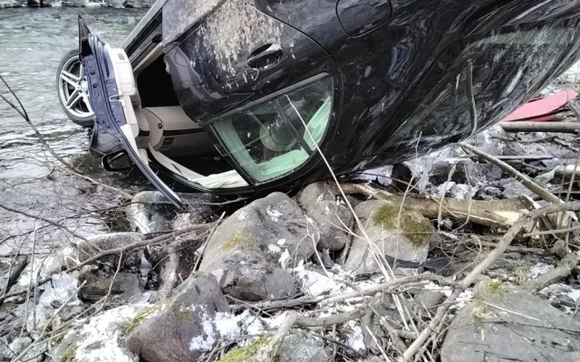 U Hanušovic se srazila dvě auta, obě spadla do potoka. Pro zraněného musel letět vrtulník