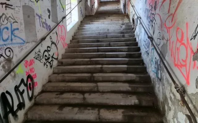 Dobrovolník spravuje zdi starobylých Michalských schodů v Olomouci, které zohyzdili sprejeři