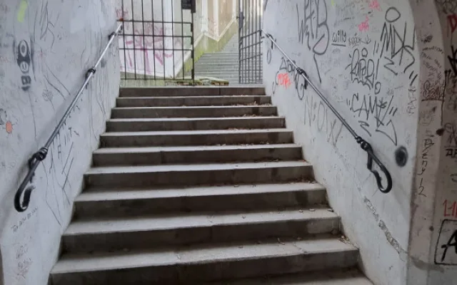 Dobrovolník spravuje zdi starobylých Michalských schodů v Olomouci, které zohyzdili sprejeři