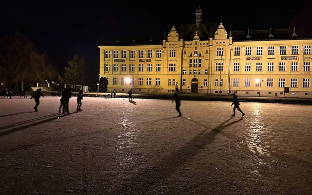 Rybník ometený frézami a nasvícený reflektory. V Litovli se bruslí i večer, zájem je enormní