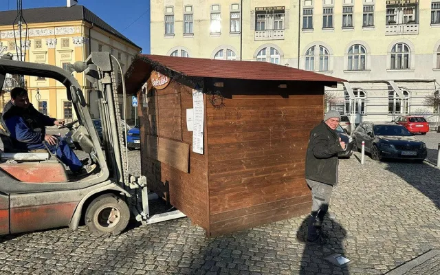 Rybník ometený frézami a nasvícený reflektory. V Litovli se bruslí i večer, zájem je enormní