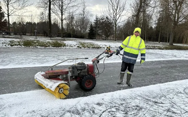 Rybník ometený frézami a nasvícený reflektory. V Litovli se bruslí i večer, zájem je enormní