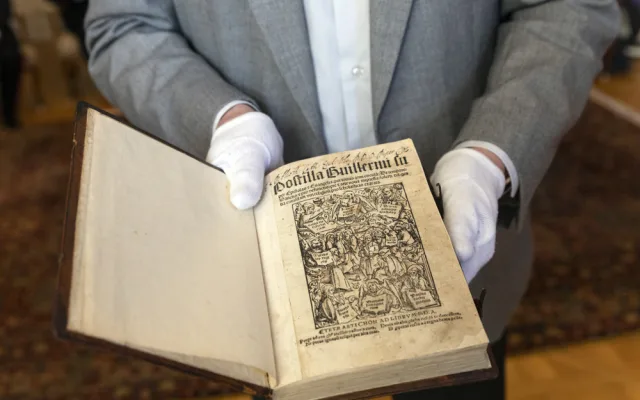 Italští karabiniéři přivezli do Olomouce mnoho let ztracenou knihu. Historický tisk našli na aukci