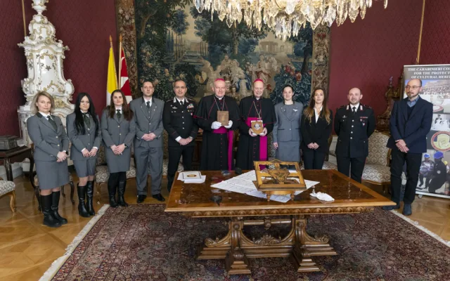 Italští karabiniéři přivezli do Olomouce mnoho let ztracenou knihu. Historický tisk našli na aukci