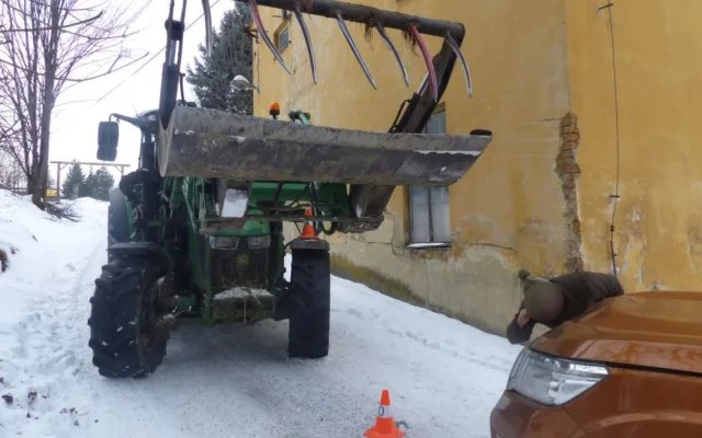 Traktor ve Zlatých Horách rozpáral vidlemi osobní auto. Jeho řidič naštěstí vyvázl bez zranění