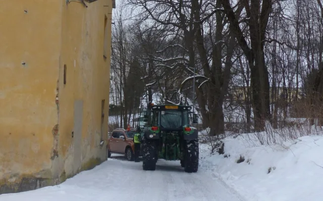 Traktor ve Zlatých Horách rozpáral vidlemi osobní auto. Jeho řidič naštěstí vyvázl bez zranění