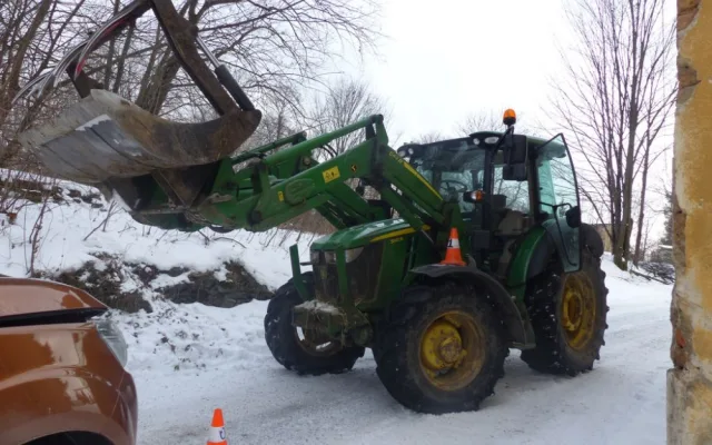 Traktor ve Zlatých Horách rozpáral vidlemi osobní auto. Jeho řidič naštěstí vyvázl bez zranění
