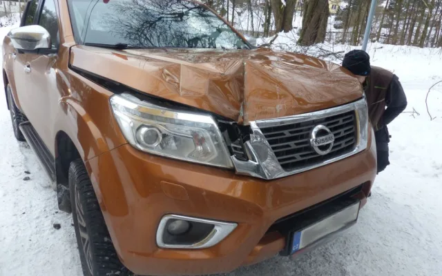 Traktor ve Zlatých Horách rozpáral vidlemi osobní auto. Jeho řidič naštěstí vyvázl bez zranění