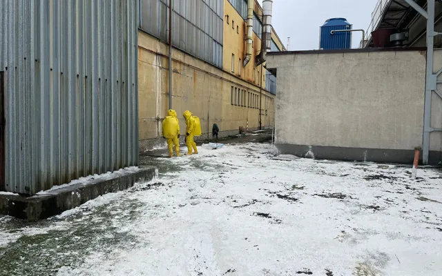 Na Jesenicku uniklo z cisterny tisíc litrů kyseliny, chemikálie se dostala i do řeky