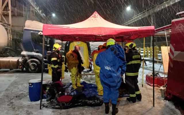 Na Jesenicku uniklo z cisterny tisíc litrů kyseliny, chemikálie se dostala i do řeky