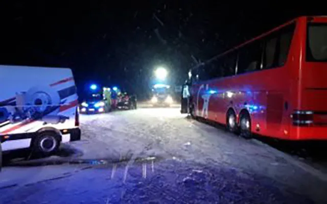 Na D1 se v noci střetl s kamionem autokar plný lidí. Desítky osob evakuovali hasiči