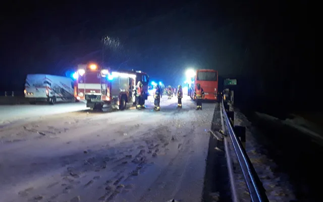Na D1 se v noci střetl s kamionem autokar plný lidí. Desítky osob evakuovali hasiči