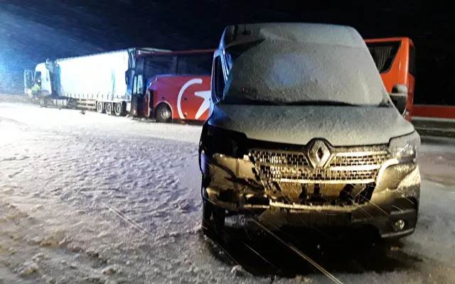Na D1 se v noci střetl s kamionem autokar plný lidí. Desítky osob evakuovali hasiči
