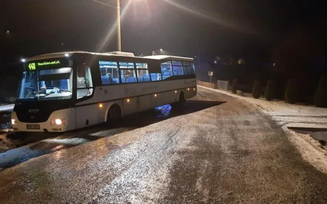 Havarovaný autobus v Ludmírově, ve voze byl pouze řidič, vyvázl bez zranění