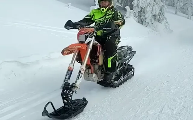 Svědci vyfotili motorkáře, kteří o víkendu pustošili hřebeny Jeseníků. Lidé si stěžovali na smrad a hluk