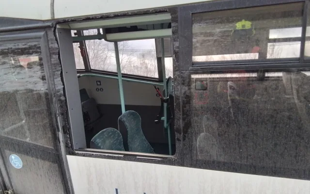 U Supíkovic havaroval autobus. Hasiči museli rozbít okno, aby dostali ven uvězněné cestující