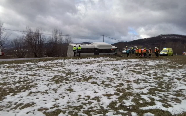 U Supíkovic havaroval autobus. Hasiči museli rozbít okno, aby dostali ven uvězněné cestující
