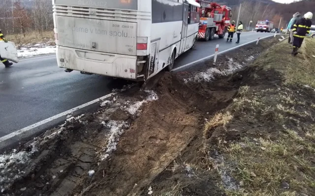U Supíkovic havaroval autobus. Hasiči museli rozbít okno, aby dostali ven uvězněné cestující