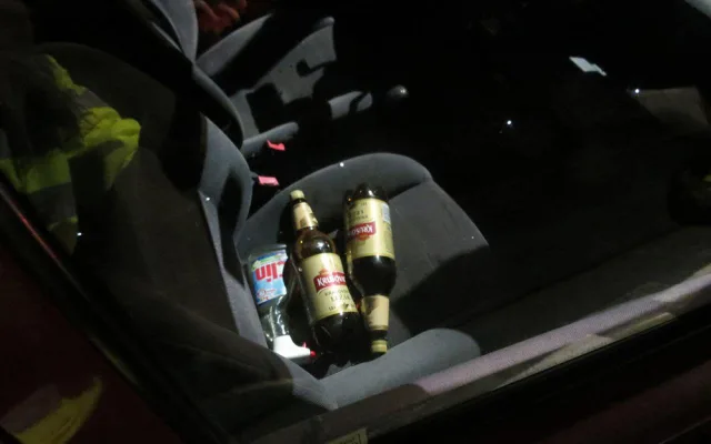 Policisté přistihli opilou ženu za volantem. Za půl hodiny ve stejném voze boural její ještě opilejší spolujezdec