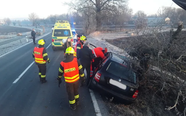 U Uničova hasiči z havarovaného auta vyprošťovali zaklíněného spolujezdce. Kvůli počasí je hodně nehod