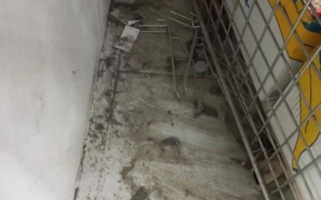 Inspektoři zavřeli potraviny v Kostelci na Hané. Uvnitř obchodu byly mrtvé myši a špína, úklid byl zanedbaný