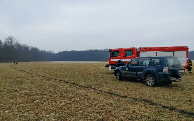 Zloděj znečistil louku v Litovelském Pomoraví motorovým olejem. Přijel sem krást dřevo