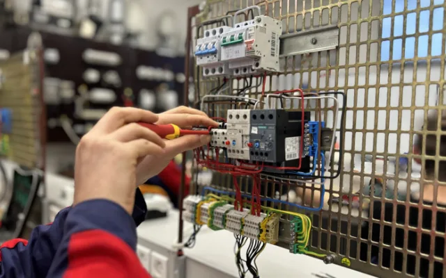 Na trhu mohou chybět elektrikáři, kteří se starají o distribuční síť. EG.D otevírá nové třídy