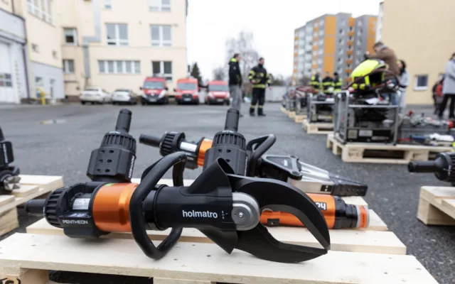 FOTOGALERIE: Nová budova i předávání cisteren dobrákům. Hasiči z kraje získali lepší zázemí a techniku