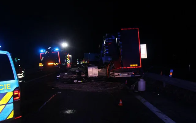 Chvilka nepozornosti za 4 miliony. D35 u Olomouce zablokoval v noci střet dvou kamionů