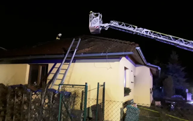 Ve Všechovicích hořel rodinný dům, na půdě explodovala plynová láhev. Příčinou je nedbalost