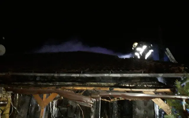 Ve Všechovicích hořel rodinný dům, na půdě explodovala plynová láhev. Příčinou je nedbalost