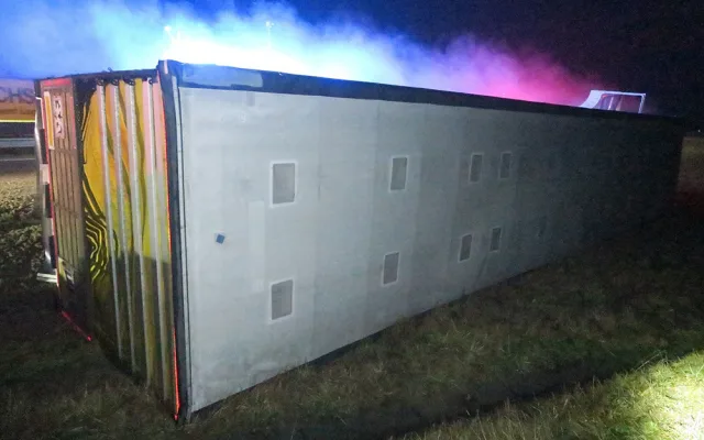 Na dálnici u Olomouce havaroval kamion naložený tisícovkami kuřat. Řidič usnul