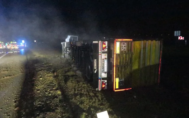Na dálnici u Olomouce havaroval kamion naložený tisícovkami kuřat. Řidič usnul