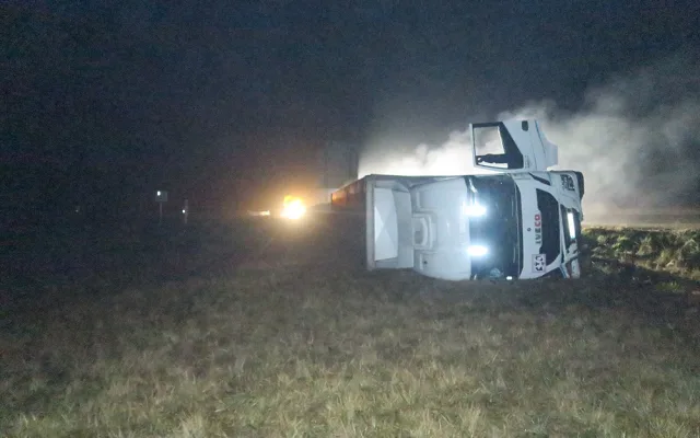 Na dálnici u Olomouce havaroval kamion naložený tisícovkami kuřat. Řidič usnul