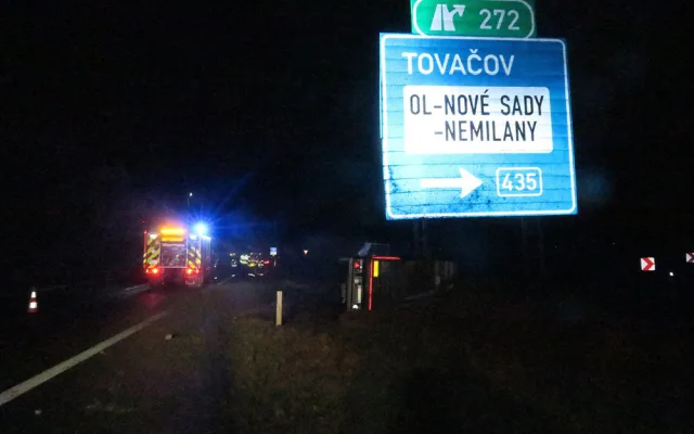 Na dálnici u Olomouce havaroval kamion naložený tisícovkami kuřat. Řidič usnul